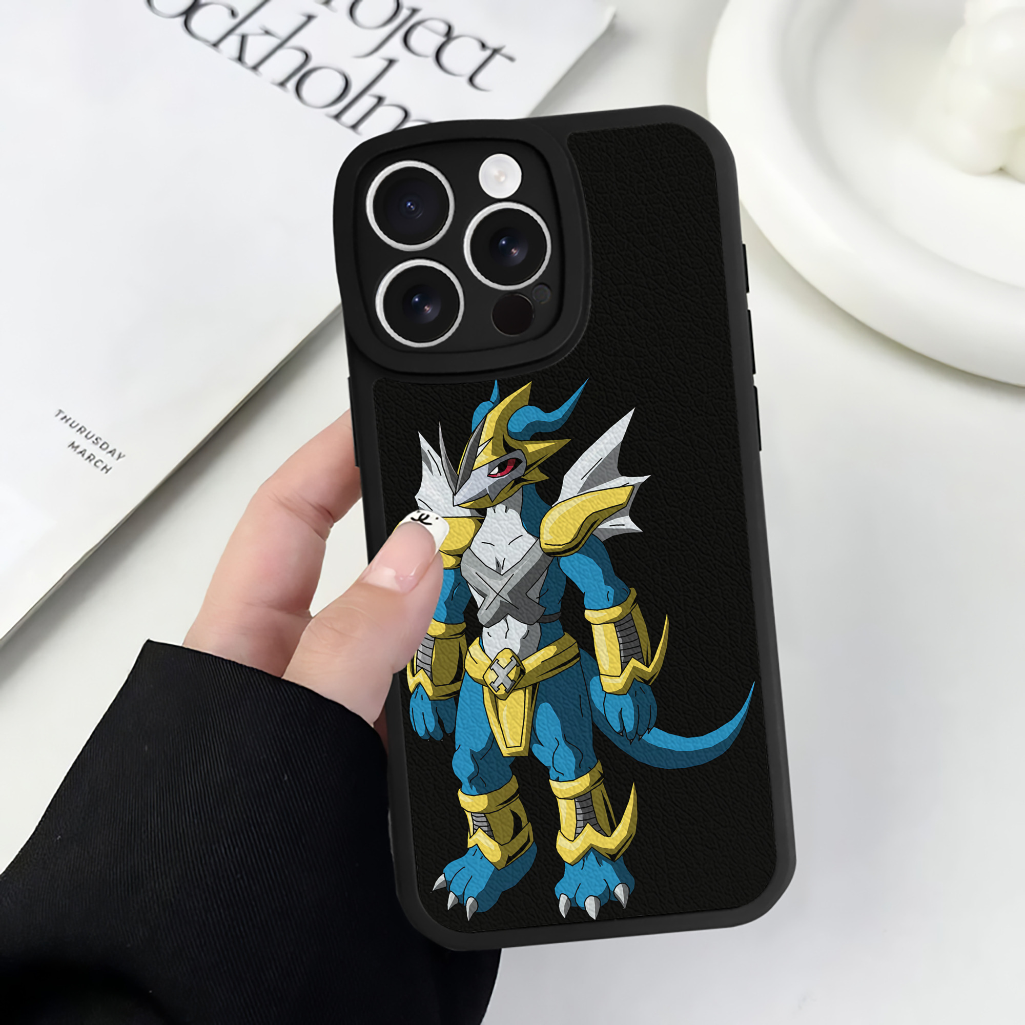 （画像用） Digimon デジタルモンスター/デジモン 【iPhone 16シリーズ対応】シリコンスマホケース（レザー調） 材質：シリコン